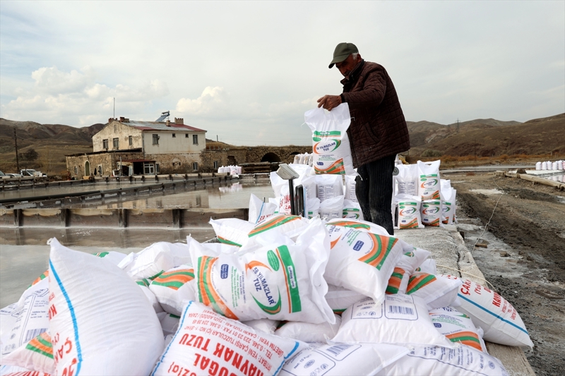 <p>İşletme sorumlusu Ömer Yılmaz, AA muhabirine, tuzlayı 2002'de özelleştirildikten sonra devraldıklarını ve yıllık 1500 tona yakın kaynak tuzu ürettiklerini söyledi.</p>