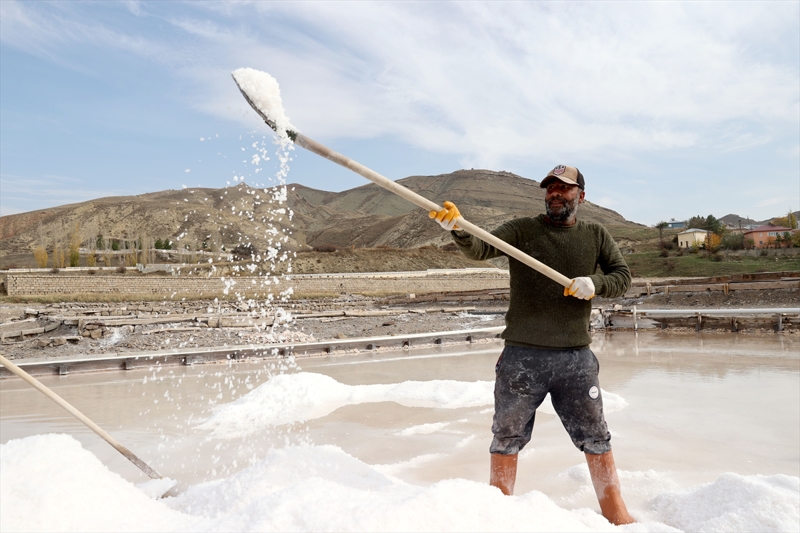 <p>Tuzlanın maksimum üretiminin 1970'li yıllarda en verimli senede 4 bin 400 tona çıktığını anlatan Yılmaz, 'Tuzun tamamen doğal olması ve spesifik bir ürün olmasından dolayı talepleri artırıyor. İnsanlar daha doğal ve saf bir ürün aradığında bu ürünlere bir şekilde ulaşıyor.' ifadelerini kullandı.</p>