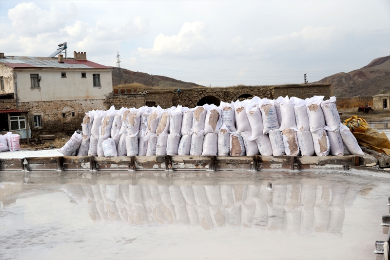 <p>Çıkarılan tuzun hiçbir şekilde işleme tabi tutulmadan direkt gıdada kullanılabildiğini dile getiren Yılmaz, 'Sodyum klorür değeri yüzde 97'in altındaki tuzları gıdada kullanamazsınız. Yüzde 97 altındaki tuzlar sanayi tipi tüketimlerde kullanılır.' diye konuştu.</p>