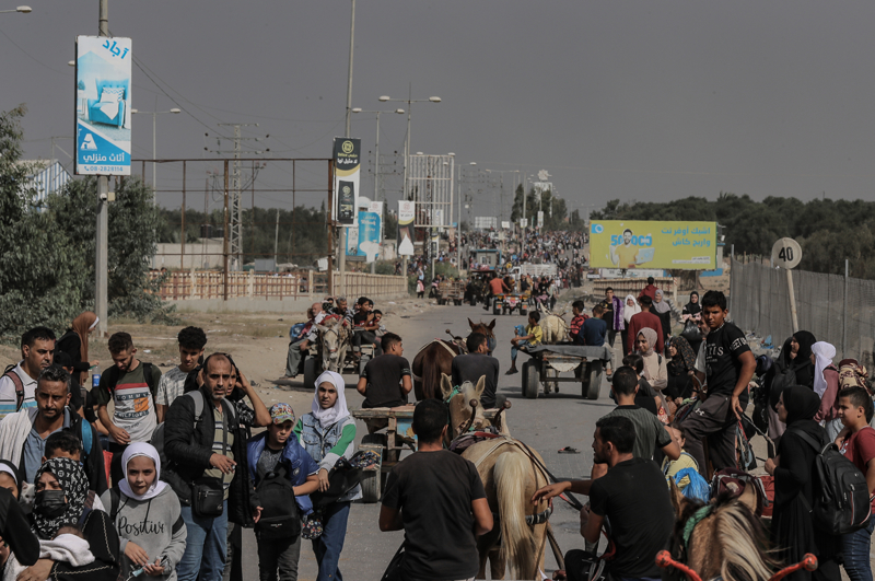 <p>Yaya halde g ettirilenler arasnda yaral durumda olanlar, tekerlekli sandalyede gtrlenler ve koltuk denekleri ile yrmeye alanlar dikkati ekti.</p>