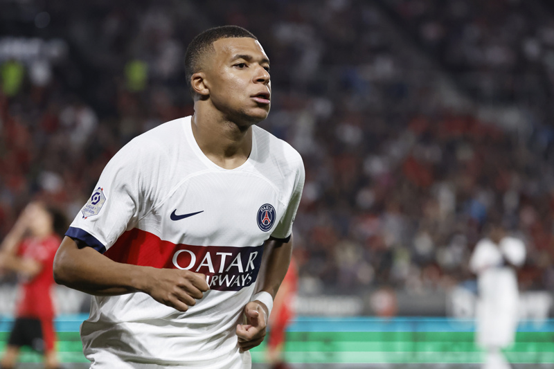 <p>Messi ve Neymar'ın takımdan ayrılmasıyla birlikte yapılanmaya giden PSG yönetimi, Mbappe'ye yüksek ücretli bir sözleşme önermeyeceği aktarılıyor. </p>