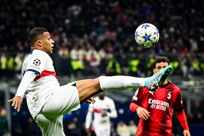 <p>İspanya La Liga ekiplerinden Real Madrid ile daha önce adı birçok kez anılan Fransız futbolcunun, PSG ile yeni sözleşme uzatması sonucu Real Madrid'in imajını korumak adına bu transferden tamamen vazgeçtiği biliniyor.</p>