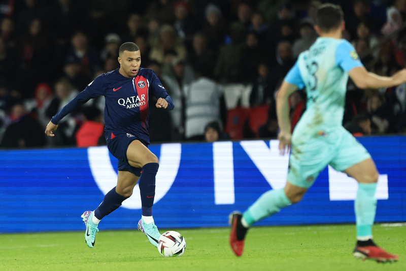 <p>O dönem PSG ile 3 yıllık yeni sözleşme imzalayan Mbappe için Real Madrid Başkanı Florentino Perez'de son açıklamasında, 'Zavallı Mbappe, muhtemelen Real Madrid'e gelmediği için şimdiden pişmanlık duymaya başlamıştır' ifadelerini kullanmıştı.</p>