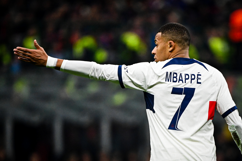 <p>26 yaşındaki yıldızın, Ocak ayında sözleşmesinin son 6 ayına girmesiyle birlikte; Chelsea, Liverpool, Manchester United ve Newcastle United'ın futbolcuyu kadrosuna katmak için resmi girişimlere başlaması bekleniyor.</p>