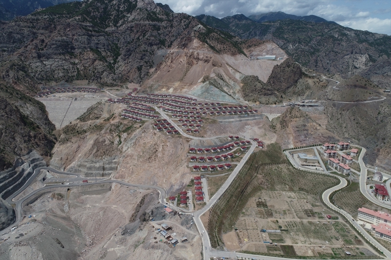 <p> Artvin Valisi Cengiz Ünsal, AA muhabirine, Yusufeli Barajı suları altında kalan 7 köyün yeniden kurulduğu yeni yerleşim yerlerindeki yaşantının, her geçen gün daha iyiye gittiğini söyledi.</p>