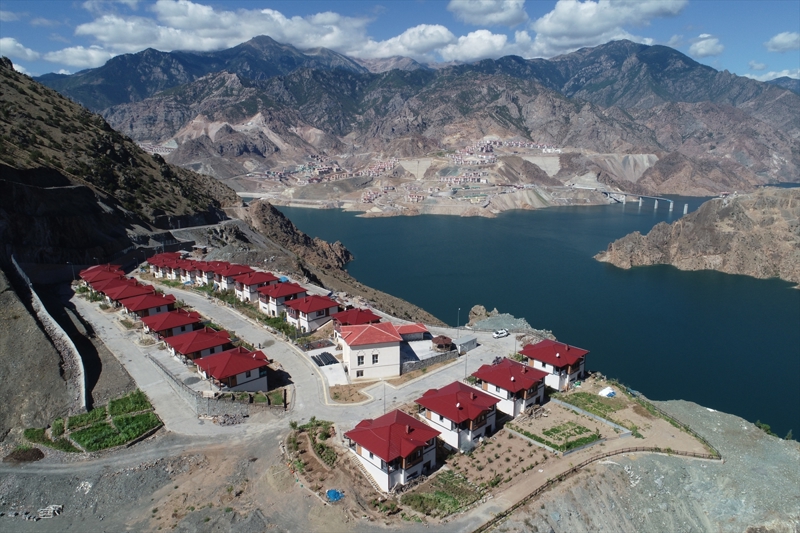<p>Yeni yapılan 7 köyde toplamda 507 konutun yanı sıra bazı iş yerleri, oyun parkları ve sosyal yaşam alanları da inşa edildiğini belirten Ünsal, 'Baraj suları altında kalan Yeniköy, Tekkale, Irmakyanı, Çeltikdüzü, Çevreli, İşhan ve Meşecik köyleri, Türkiye Yüzyılı'na yakışır şekilde yeniden kuruldu. İnsanlarımız anılarını geride bırakmanın hüznünü yaşasa da yeni köylerinde daha güzel bir yaşam sürüyor.' dedi.</p>