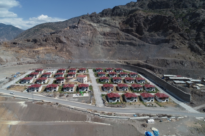 <p>Modern, villa tipi inşa edilen baraj gölü manzaralı yeni evler, eski yerleşim yerlerini geride bırakırken hüzünlenen köy sakinlerini mutlu etti.</p>
