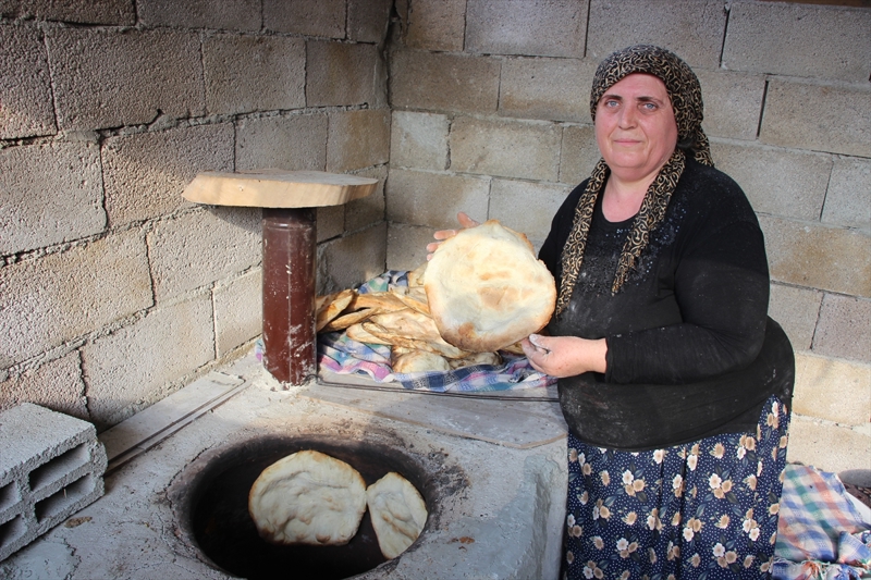 <p>Tekkale köyü sakinlerinden 86 yaşındaki Ahmet Tüylü ise yeni köylerindeki evlerin adeta villa gibi olduğuna değinerek güzel ve modern bir evde yaşamaktan duyduğu memnuniyeti ifade etti.</p>