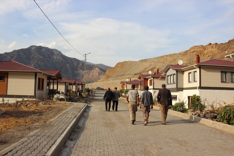 <p>'Şehir gibi köy oldu. Şehre 5 dakika uzaklıktayız. Eski köyümüz çamur ve hayvan gübresi nedeniyle biraz kötüydü. Şimdi yeni yerleşim yerine çıktık. Köy içi parke taşları ile döşenmiş. Çamur yok, yollar, evler çok güzel. Devlet büyüklerimize teşekkür ediyoruz. Bizler de evlerimizin çevre düzenlemesini yapıyoruz. Ağaçlar, fidanlar diktik. Mutluyuz.'</p>