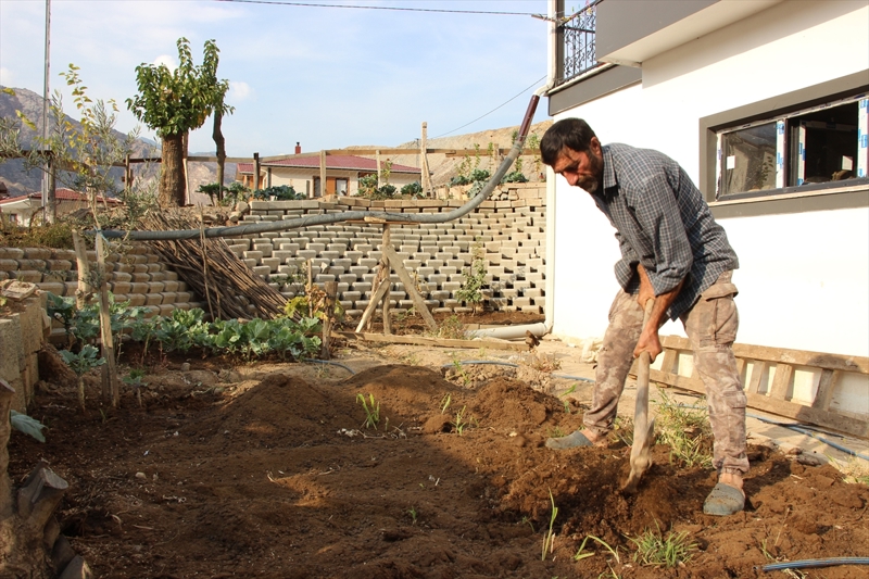 <p>Aynı köyde yaşayan Hüseyin Ergen de yeni bir hayata başladıklarını vurgulayarak, '10 aydır buradayım, her geçen gün daha çok alışıyorum. Evlerimiz villa tarzında, gayet güzel, kullanışlı. Devletimize teşekkür ediyoruz. Tüm imkanları bize sağladılar.' ifadesini kullandı.</p>