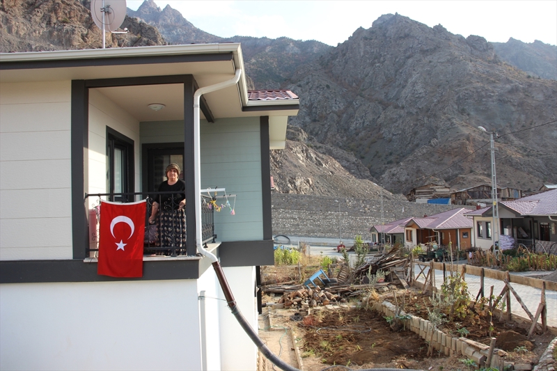 <p>Ali Aktaş, sular altında kalan Tekkale'de amcasının evinde yaşadığını, yeni köyün kurulmasıyla ev sahibi olduğunu belirterek, 'Evlerimiz 2 kat, içi geniş. Evin çevresinde küçük de olsa bahçemiz var. Memnunuz.' şeklinde konuştu.</p>