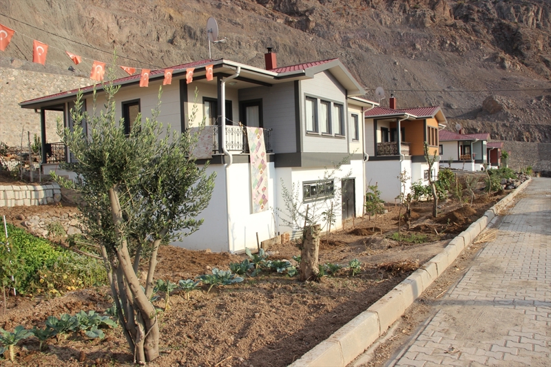 <p>Her geçen gün eksikliklerin giderildiğini aktaran Yıldırım, 'Burada çok mutluyuz. Tabii hatıralarımız silindi, bunun burukluğu var ama burada yeni bir hayat kurduk. Devletimiz bize imkan tanıdı. Evlerimizi yaptı, mağdur olmadık. Memleketimizden göç etmek zorunda kalmadık.' diye konuştu.</p>