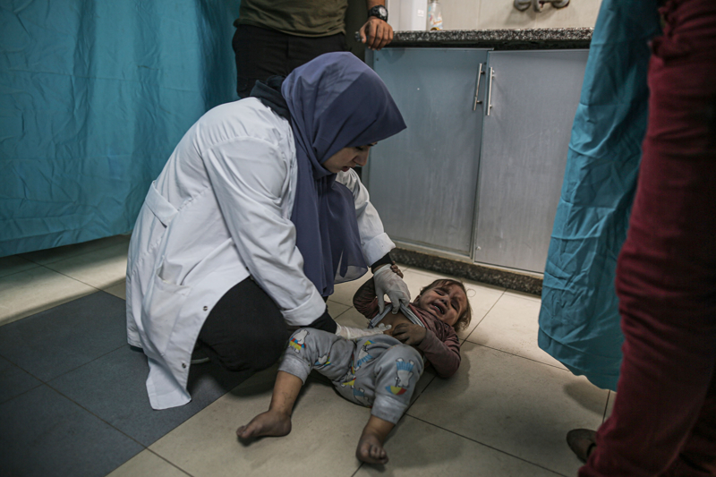 <p>Gazze'de temizlik malzemeleri, su, gda ve barnak gibi zorunlu ihtiyalardan mahrum 100 bin kiinin bulunduu belirtilen aklamada, 'Gazze'de durumlar, insani bir felaketin uurumuna hzla yaklayor.' ifadesi kullanld.</p>