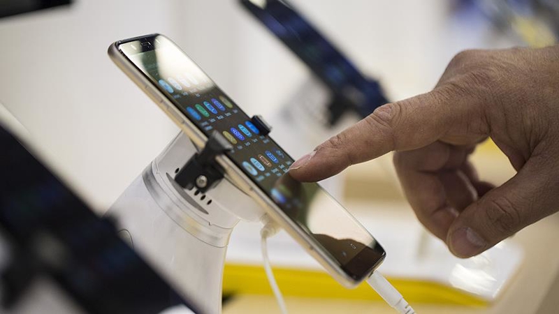 <p><b>Başvurular nereye yapılacak?</b></p><p>Teknolojik cihaz desteğinden faydalanmak isteyen öğrenciler, Gençlik ve Spor Bakanlığı bilişim sistemi üzerinden başvuru yapacak. Kimlik bilgileri, fatura numarası, fatura tarihi ve teknolojik cihazın satın alındığı firmanın vergi kimlik numarası veya TC Kimlik Numarası, kendi adına kayıtlı telefon numarası, IBAN numarası, mobil telefon cihaz desteği için IMEI numarası, bakanlık tarafından talep edilen diğer bilgi ve belgeler sisteme girilecek. Başvurular sistem üzerinden değerlendirilecek. Öğrenci tarafından girilen bilgiler ile birlikte başvurunun teknolojik cihaz desteği şartlarını sağlamaması halinde, başvuru sistem üzerinden reddedilecek. Kabul edilirse; ilgili elektronik kimlik bilgisi veya bilgileri (IMEI), başvuru sahibinin adına kayıtlı hatlar ile eşleştirilerek Mobil Cihaz Kayıt Sistemi'nde tanımlanacak.</p>