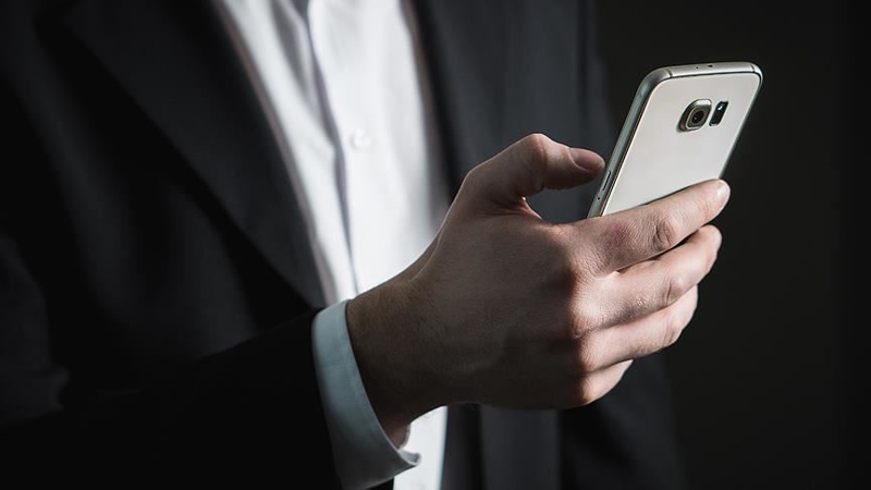 <p><b>Destekten yararlanıp satılabilir mi?</b></p><p>Teknolojik cihaz desteği kapsamında edinilen mobil telefon cihazları, destekten yararlanma tarihinden itibaren en az iki yıl süre ile sadece destekten yararlanan tarafından kullanılmak durumunda. Ayrıca sadece destekten yararlanan kişilerin adına hatlar da cihazlar kullanılabilecek.</p>