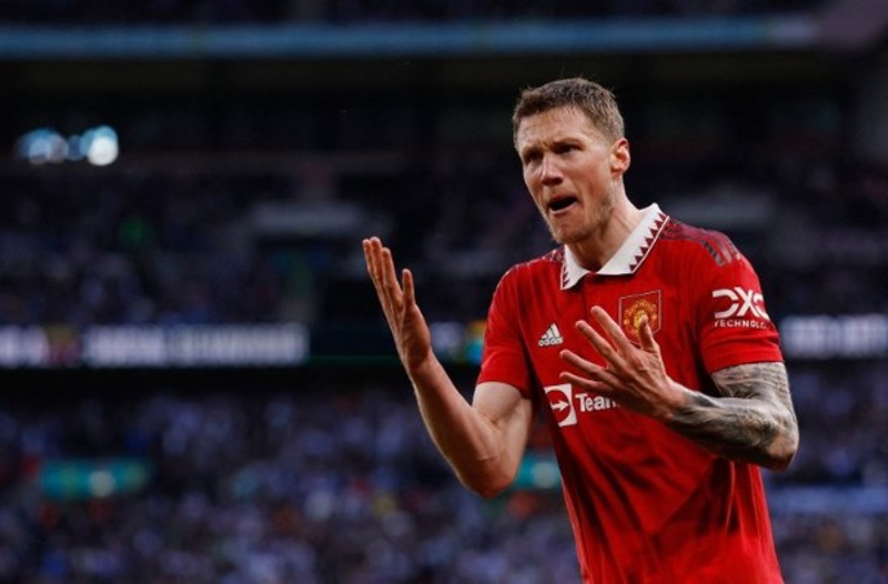 <p><b>BU HAFTA TEMASA GEÇİLECEK</b></p><p>Sarı-kırmızılılar gerekirse Cedric Bakambu veya Dries Mertens'le yolları ayırıp, buradan açılacak kontenjanı Weghorst'ta kullanmanın hesapları içinde. Yıldız futbolcunun kulübü Burnley ile bu hafta içinde temasa geçilmesi bekleniyor.</p>