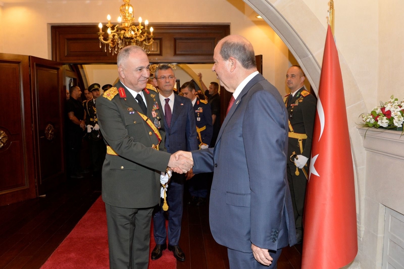 <p>Güney'deki Rum Yönetimi'nin Kıbrıs'ın meşru yönetimiymiş gibi gösterildiğini, KKTC'ye uygulanan ambargo ve engellemelere karşı hiçbir zaman pes etmediklerini vurgulayan Tatar, 'federal' temelli görüşmeler adı altında yıllarca müzakere masalarında netice alınamadığı ve zaman kaybedildiğini belirtti. Tatar, 'Kıbrıs Türkü, bu topraklarda acılar çekip katliamlardan geçse de hiç yılmadan geleceğe umutla bakıyor.' ifadesini kullandı.</p>