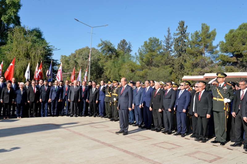 <p>Tatar, Kıbrıs davasına hizmet eden, liderlik ve vizyonlarıyla buna sahip çıkan Dr. Fazıl Küçük ve Rauf Denktaş'ı, merhum Adnan Menderes ve Fatin Rüştü Zorlu'yu, 1974 Kıbrıs Barış Harekatı'nın karar mekanizmasında olan Bülent Ecevit ve Necmettin Erbakan'ı rahmetle anarak, Kıbrıs Türklerinin her zaman barış ve huzurdan yana olduğunu söyledi.</p>