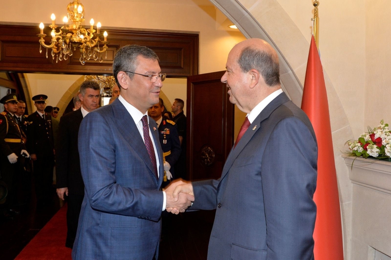 <p>Tatar, cumhurbaşkanı seçilmesiyle Türkiye ve Cumhurbaşkanı Recep Tayyip Erdoğan'ın desteğiyle yeni bir politika benimsediklerini anlatarak, Kıbrıs'ta bir anlaşma olacaksa bunun şartının mutlak surette egemen eşitlik ve eşit uluslararası statünün teyidi olduğunu kaydetti.</p>