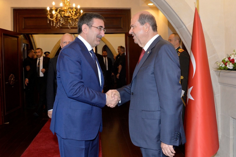 <p>Pile'de iyi niyetle bir yol çalışması yapmak istediklerini, buna karşı maruz kaldıkları tutumun Birleşmiş Milletler (BM) ve Rumların zihniyetini gösterdiğini dile getiren Tatar, 'Pile'de yapılmaya çalışanları gördük. Orada birtakım sinsi entrikalarla Pile'deki insanlarımızın köyü bırakıp bizim topraklarımıza gelmesine gayret ediyorlar. Bu süreçte maalesef BM'nin de çok taraflı bir tutumuyla karşı karşıya kaldık.' diye konuştu.</p>
