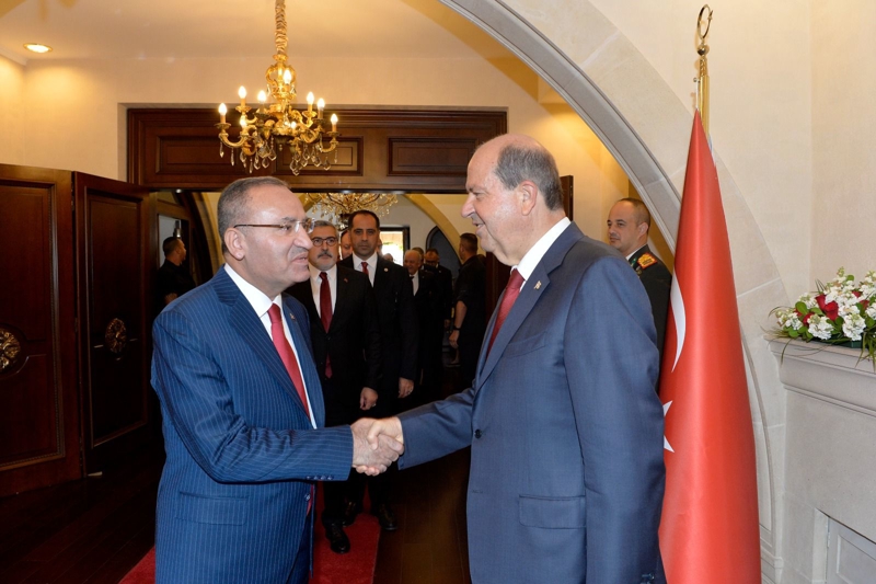<p>Kıbrıs'ta artık bir anlaşmanın sadece Ada'da bulunan 2 devletin işbirliğiyle olabileceğine işaret eden Tatar, 'Bunun asıl anlamı, Kıbrıs'ta artık 60 yıldır kendi kendini yöneten Türklerin devletinin varlığıdır.' dedi.</p>