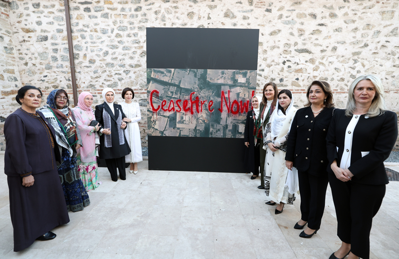 <p>Ziyarette Emine Erdo�an ile konuklara, D��i�leri Bakan� Hakan Fidan, Aile ve Sosyal Hizmetler Bakan� Mahinur �zdemir G�kta� ile Cumhurba�kanl��� �leti�im Ba�kan� Fahrettin Altun da e�lik etti.</p>