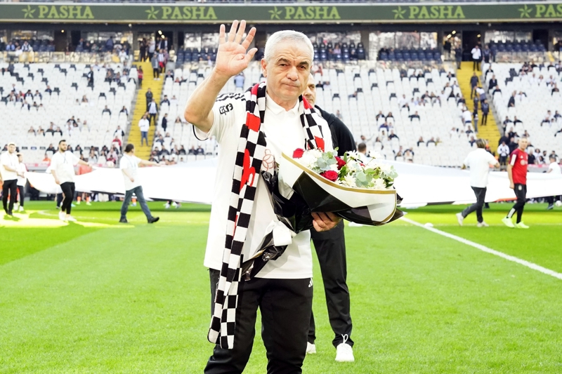 <p><b>'TEKRAR GELMEK BYK MUTLULUK'</b></p><p><br></p><p>'Beikta'ta almaktan dolay ok mutluyum. Tekrar ayn yere gelmek ve almak byk mutluluk. Bu taraftarla ok malar kazandk. Onlarla tekrar btnlemek de nemli. lk ma da kazanmamz ok gzel oldu. Matan nce taraftarn gsterdii sevgi eski gnleri hatrlatt bana.'</p>