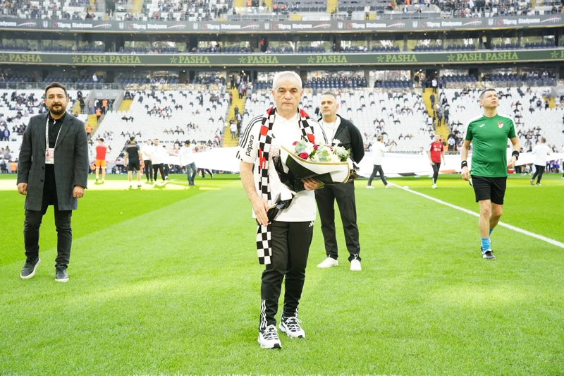 <p><b>'TRKYE'YE PUAN KAZANDIRMAMIZ LAZIM'</b></p><p><b><br></b></p><p>'Bizim ma kazanmamz, seri yapmamz gerekiyor. Tek dncemiz bu. Konsantre olmamz gerekiyor ama ok ge geldim. Biraz daha erken gelseydim daha baka olurdu. Bir de ok fazla sakat oyunccumuz var. Avrupa malarmz var, hedefimiz olmasa da Trkiye'ye puan kazandrmamz lazm. Sivas'ta da ok puan kazandrdk. Bizim iin nemli 2 ma. Lyon'la Avrupa ma oynadk Denizli dneminde. Bana o zaman takmn nemli isimleirni gtrmeyelim dediler. Gittik deplasmanda Lyon'u yendik. Yapabiliriz, Trkiye'nn puana ihtiyac var.'</p>