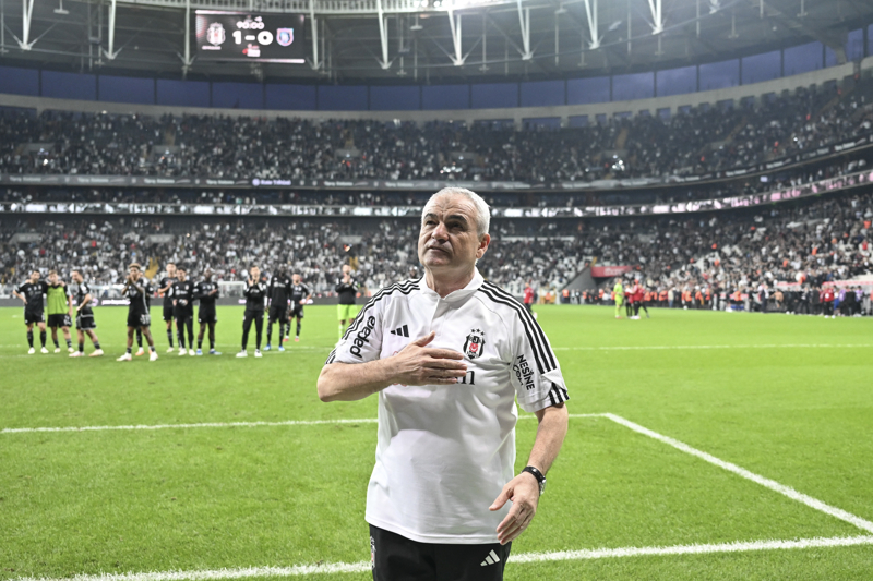 <p><b>'U AN LGE BAKMAMIZ GEREK'</b></p><p><br></p><p>'Bizim u anda lige bakmamz gerekiyor. Samsunspor mana kacaz, ardndan Ankaragc ile oynayacaz. Yeni geldiimiz iin bize zaman lazm. Bir an nce iimizi halletmemiz gerekiyor. Yarndan itibaren antrenmanlara balyoruz. Pazar gn de hazrlk ma oynayacaz. Ma eksii bulunan oyuncular oynatacaz. Arkasndan beli bir ma daha oynayacaz.'</p>