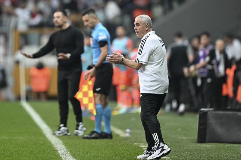 <p><b>'HEDEFMZ BTM DEL'</b></p><p><br></p><p>ampiyonluk ansnz sizce ne?</p><p><span ><br></span></p><p><span >'Zor da olsa hedefimiz var bizim. Hibir ey bitmi deil. Alacamz 3-4 galibiyetle ok ok iyi yerlere gelebilirsiniz. u anda dua ediyorum tm sakat futbolcularmz dnsn diye. Ankaragc ve Fenerbahe malarmz var. Bizim btn amacmz bu malar kazanmak. Fenerbahe, Galatasaray bizden ok stteler deyip ligi brakmak mmkn deil. Beni korkutan tek ey sakatlklar.'</span></p>