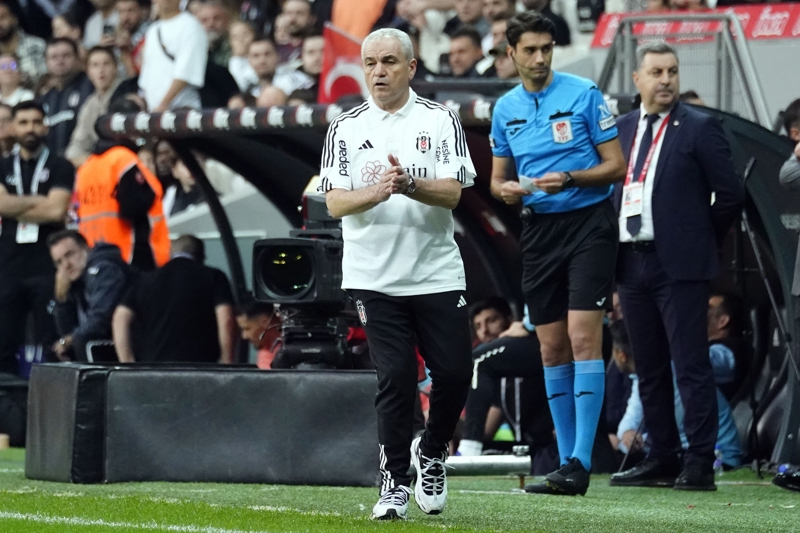 <p><b>'BURAK YILMAZ SAKN OLMALIYDI'</b></p><p><br></p><p>'Burak Ylmaz'a bir ey syleyemem. Yeni balad, hata yapabilir, yanl konuabilir. Benim rencimdi. Onu Trabzon'a gnderen benim. enol hoca arad 'hemen aln' dedim. Burak'n biraz daha sakin olmas lazmd. lerde belki ok iyi antrenr olabilir. O da yllarca futbol oynad. Ne olursa olsun tecrbe kazanmak gerekiyor.'</p>