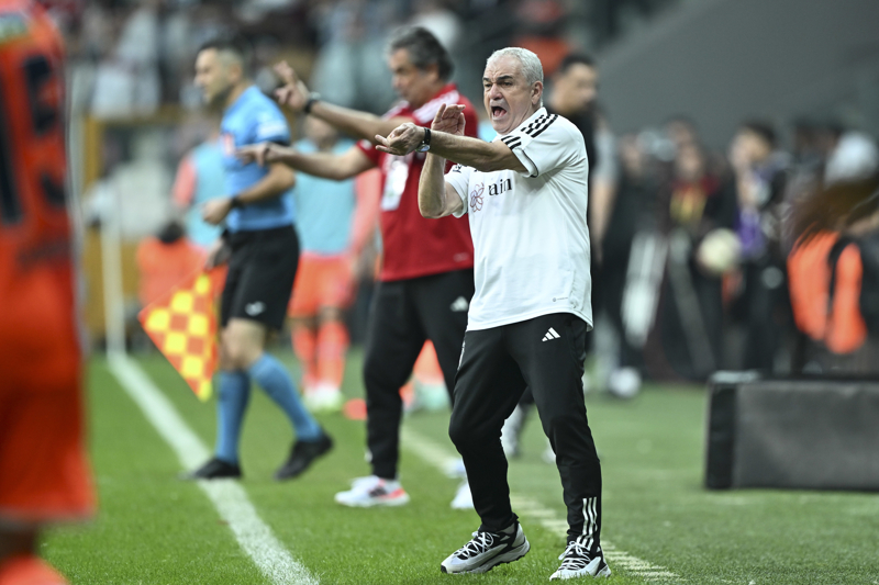 <p><b>'GZEL BR HAVA YAKALANDI'</b></p><p><b><br></b></p><p>'Taraftar 1. kiidir her zaman. Onu da bu mata gsterdiler. Oyuncular gergin, bir karamsarlk vard. Bu mata ok gzel bir hava yakaland. Herkes istekli ve arzuluydu. Bir antrenmana ktk oda ter antremanyd. Oyuncularmn isteinden ok memnunum. Mata beklediimin stnde performans gsteren arkadalar oldu. Man sonuna doru biraz bask yedik. O da eski malardaki psikolojiden dolay oldu. Ma beklerken bile heyecanlsn. Heyecan olmazsa hibir ey olmaz. 'bana tribnden seni aryorlar dediler. Ayp olur diye ilk bata kmadm. Eski gnlerim geldi aklma.'</p>