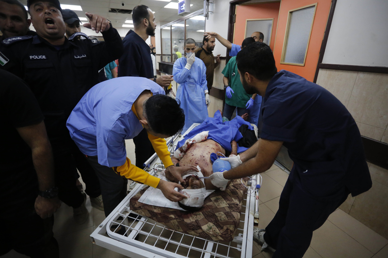 <p>Saldırılar sonucu Gazze Şeridi'nde ölen sağlık çalışanları sayısının 200'e ulaştığı vurgulanan açıklamada, İsrail'in saldırılarını sürdürdüğü Gazze'de 51 gazeteci ve 22 sivil savunma çalışanının da yaşamını yitirdiği ifade edildi.</p>