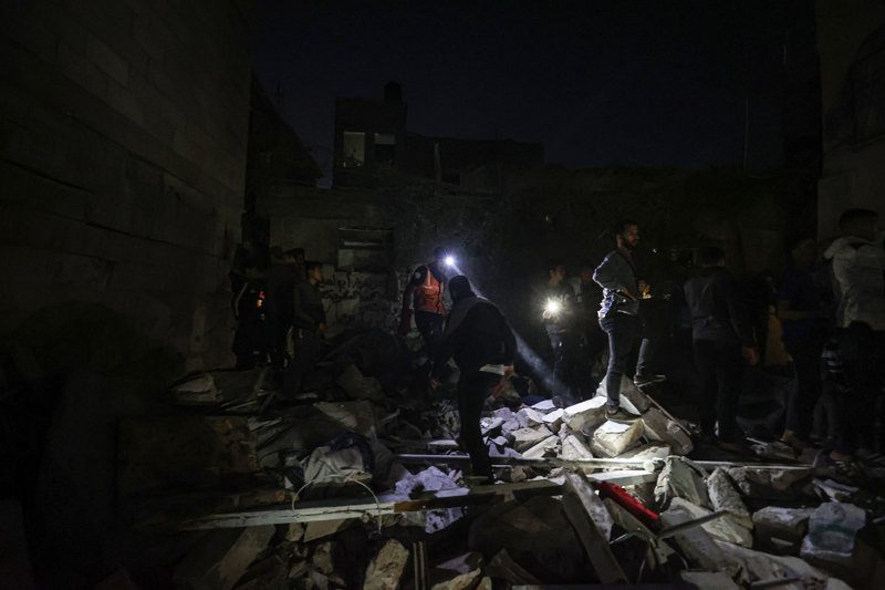 <p>İsrail'in 255 okulu hedef aldığı aktarılan açıklamada, bunlardan 63'ünün hizmet dışı kaldığı ve 95 hükümet tesisinin de yıkıldığı ifade edildi.</p>