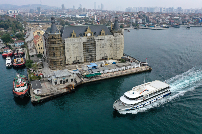 <p>Haydarpaşa Garı, Cumhuriyet'in ilanının 10. yılında ilk haline uygun tekrar inşa edildi. 1976'da kapsamlı bir restorasyona alınan garın bazı bölümleri, 1979'da yakıt yüklü bir tanker kazasında hasar gördü.</p>