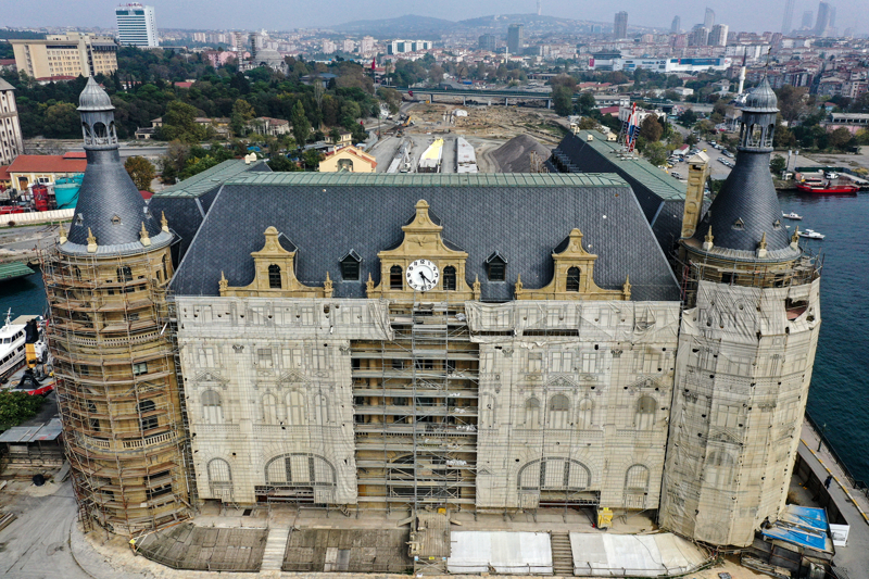 <p><b>- 'TAŞ İMALATLARI ÖZGÜN BİR TEKNİĞE GÖRE YAPILDI'</b><br></p><p><br></p><p>Restoratör-Mimar Şüheda Korkmaz, bir zamanlar 'İstanbul'un Anadolu'ya açılan kapısı' olarak kabul edilen, sayısız kavuşmaya ve ayrılığa tanıklık etmiş, birçok film sahnesinde yer bulan garın restorasyon süreciyle ilgili AA muhabirine bilgi verdi.</p>