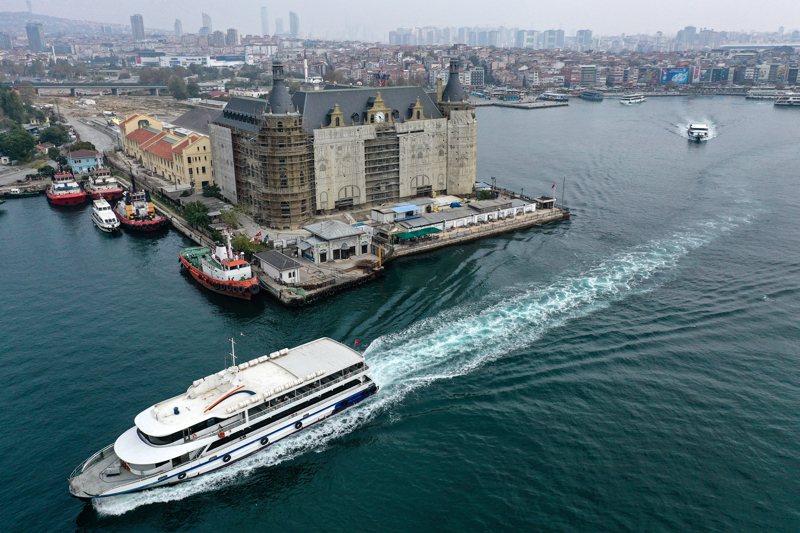 <p>İstanbul-Bağdat/Hicaz Demir Yolu'nun başlangıç noktası ve Türkiye için önemli bir kültürel miras olan gar, Milli Mücadele ve 1. Dünya Savaşı döneminde cephanelik olarak kullanıldı. Bu nedenle 6 Eylül 1917'de sabotaja uğradı, cephanelik patlatıldı, gar büyük hasar gördü.</p>