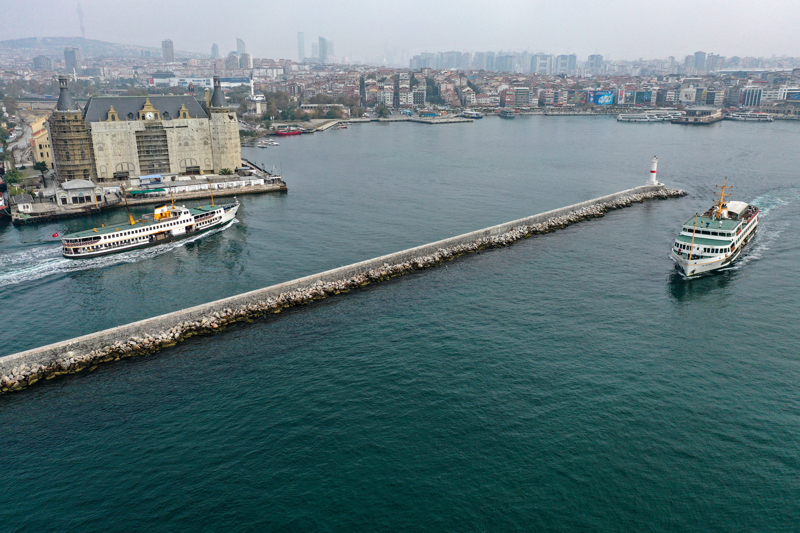 <p>Talihsizliklerin peşini bırakmadığı Haydarpaşa Garı'nın, 2010'da çıkan yangında çatısının orta ve kuzey kısımları yandı. 2016'da başlatılan restorasyon çalışmaları kapsamında büyük hasar gören çatı katı ve bekleme salonu aslına uygun şekilde tamamlandı. Gar binasının dış cephelerinde ve müştemilat yapısında ise çalışmalar devam ediyor.</p>