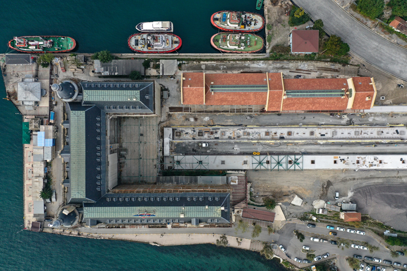 <p>Korkmaz, sadece gar binası restorasyonu için açılan özel taş ocağından temin edilen kumtaşı olarak da bilinen Lefke taşı ile taş imalatlarının özgün bir tekniğe göre yapıldığını belirterek, dış cephede ayrıca korumaya yönelik konservasyon ve temizlik çalışmalarının da gerçekleştirildiğini kaydetti.</p>