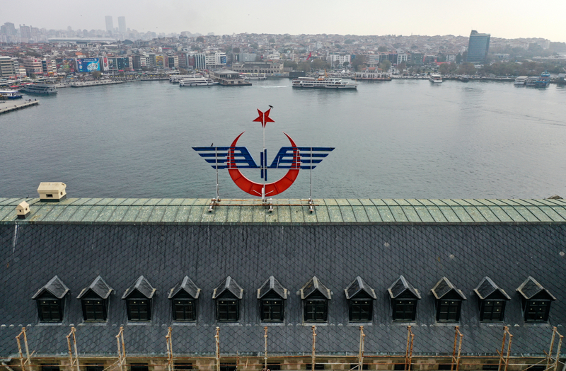 <p><b>- YANGINDA HASAR GÖREN BÜYÜK SAAT ASLINA UYGUN RESTORE EDİLDİ'</b><br></p><p><b><br></b></p><p>Mimar Fatmanur Harmancı ise ahşap çatı restore edilirken yangın geciktirici ve ahşap koruyucu işlemler için 'daldırma' olarak adlandırılan bir yöntem kullandıklarını belirterek, elektrik ve mekanik sistemlerde de özel önlemler aldıklarını ifade etti.</p>