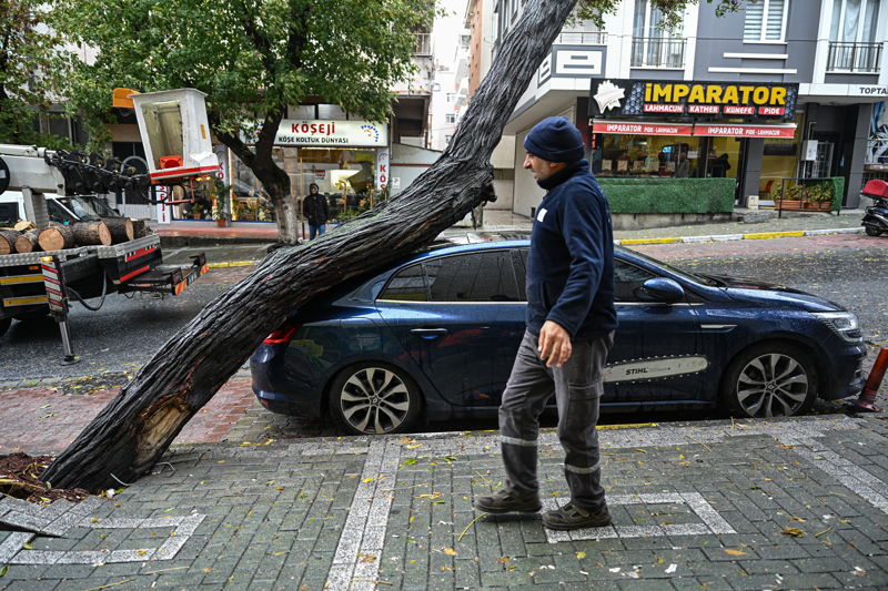 <p>�stanbul'da sabah saatlerinde etkili olan kar, yerini ya�mur ve karla kar���k ya�mura b�rak�rken, ya���la birlikte etkisini g�steren f�rt�na nedeniyle Avc�lar'da �stiklal Caddesinde park halinde bulunan otomobilin �zerine a�a� devrildi. Olay yerine gelen itfaiye ile belediyenin park ve bah�eler m�d�rl��� ekiplerince par�alara ayr�lan a�a� yerden kald�r�ld�.</p>