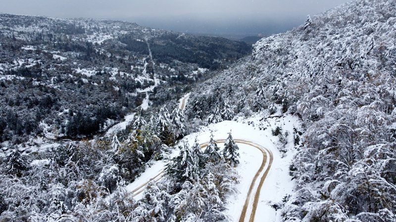 <p>Karabk'n UNESCO Dnya Miras Listesi'nde yer alan ilesi Safranbolu'daki Sariek Yaylas'nda kar yann oluturduu gzel manzara havadan grntlendi.</p>