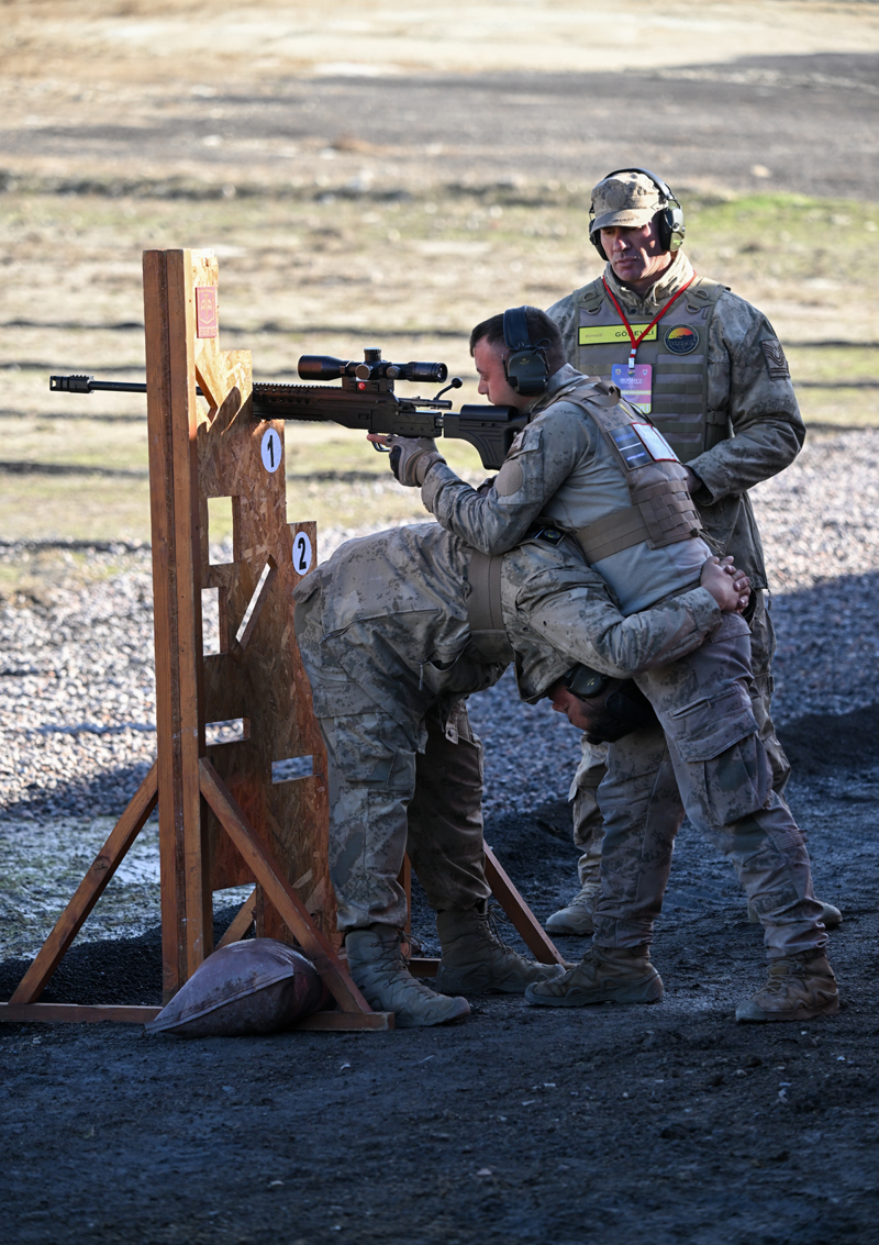 <p>te yandan savunma sanayi alannda faaliyet yrten 23 firma da at alannda stant ap gelitirdikleri yerli ve milli silah, ara ve ekipmanlar tantt.</p>