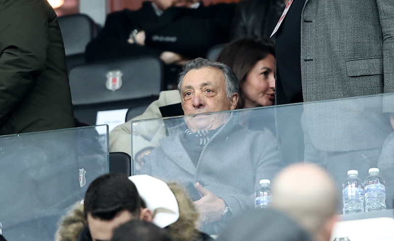 <p><b>'DAHA LİG BİTMEDİ'</b></p><p><br></p><p>'Beşiktaş sıkıntılı bir süreç yaşıyor. İstemediğimiz, beklemediğimiz sonuçlarla karşılaştık. Tabii ki üzgünüm. Ancak daha lig bitmedi, zaman içinde takımın nereye geleceğini göreceğiz. Ben oyuncularıma inanıyorum. Çok zor bir fikstürle başladık. Diğerleri bu konuda avantajlıydı. Seyahatlar çok üst üste geldi.'<br></p>