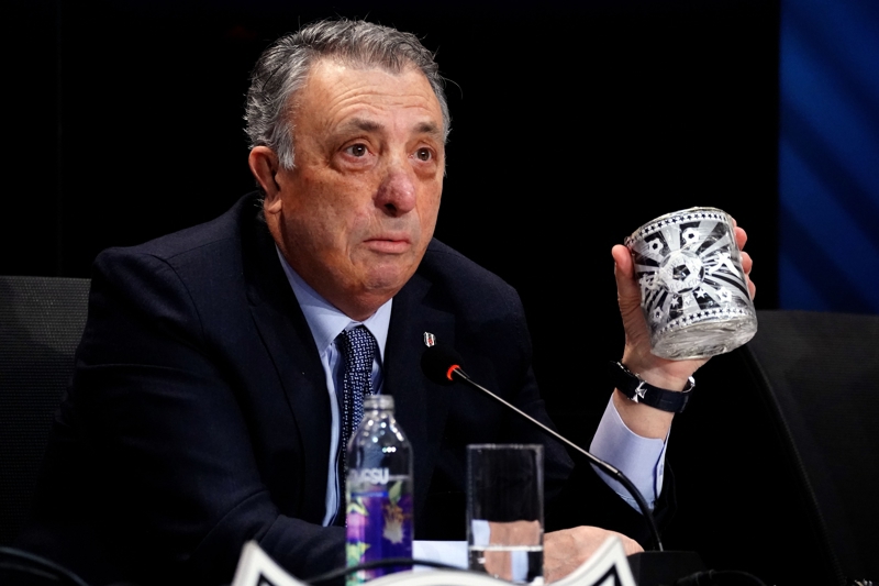 <p><b>'GELEN KİŞİLER BORÇSUZ OLACAK'</b></p><p><br></p><p>'13.5 milyon euro'yu 3 günde bularak, 6 aylık ödemeleri ödeyerek UEFA'dan temiz kağıdı aldık zamanında. Şimdi bırakacağımız yerde geriden bir borç olmadığı gibi birkaç ay önlerini açık bulacak gelen kişiler.'</p>