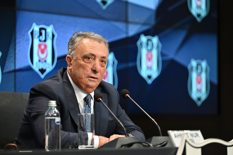 <p><b>'GEL KAPIYI ÇAL HASAN'</b></p><p><br></p><p>'Basketbolda Alperen gibi bir yıldızı NBA'e gönderdim. Hasan Arat diyor ki, 'Geçen sezon Beşiktaş basketbolda küme düşmesin diye dua ettim'. Yahu gel kapıyı çal Hasan Bey, basketbolcu değil misin? Bir sorun var madem gel yardımcı ol.'</p>