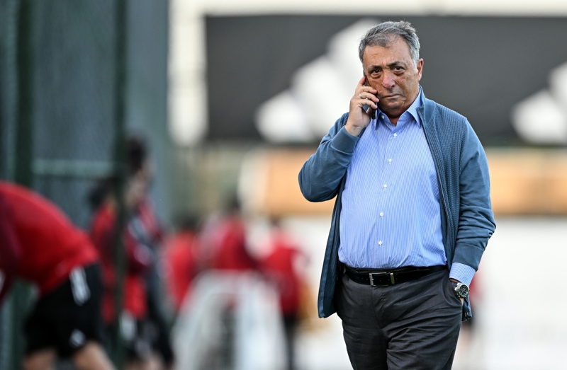 <p>'Yeni yönetim önlerine bakacak, geri bakmak zorunda kalmayacak. Fikret Orman döneminde UEFA'ya mektup çekilmiş temiz kağıdının alınması sürecinin ertelenmesi için. Yahu insaf et! Biz geliyoruz, şahsi fedakarlıklar ile o temiz kağıdını alıyoruz. Bunlar hiç yokmuş gibi, pandemi ve deprem olmamış gibi, 4 kupa almamışız gibi bugün yaygara koparanları vicdanlara bırakıyorum.'</p>