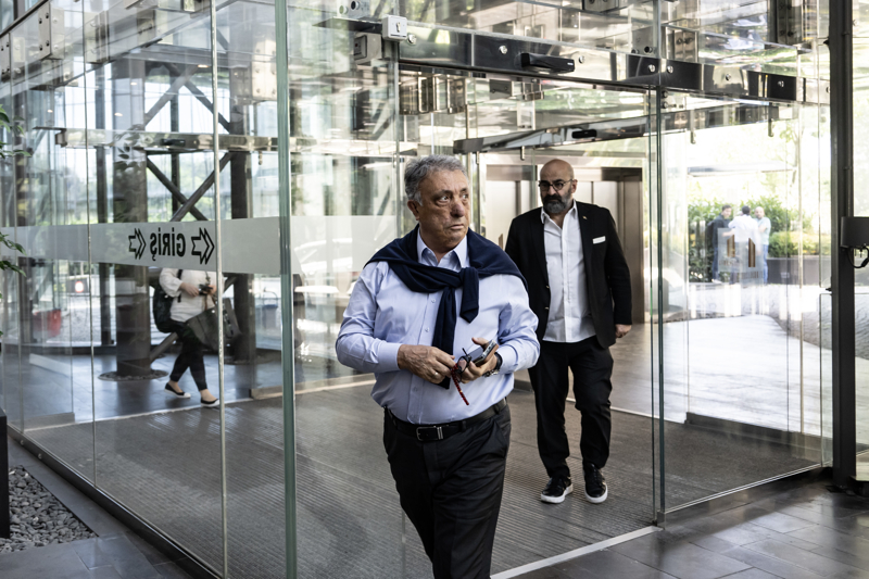 <p><b>'ÇOK BÜYÜK ZARAR VERDİLER'</b></p><p><br></p><p>'Paralar nerede tezahüratını ben nasıl susturayım, ben mi başlattım? Benim yapmadığımı çok iyi biliyor. Sadece bunu kendi mağduriyetine sebep vermek için kullanıyor. Genel kurulda Hasan Arat'ın yanındaki arkadaş, 'Biz yaptırdık' dedi o tezahürata. Adres belli. Bana verdikleri zararın önemi yok, kulübe çok büyük zarar verdiler. Takım 2-0 öndeyken protesto başlıyor, neden? Uçaktan oyuncu inmemiş, medyada olumsuzluk pompalanıyor. Bunları bu çocuklar okuyor.'</p>