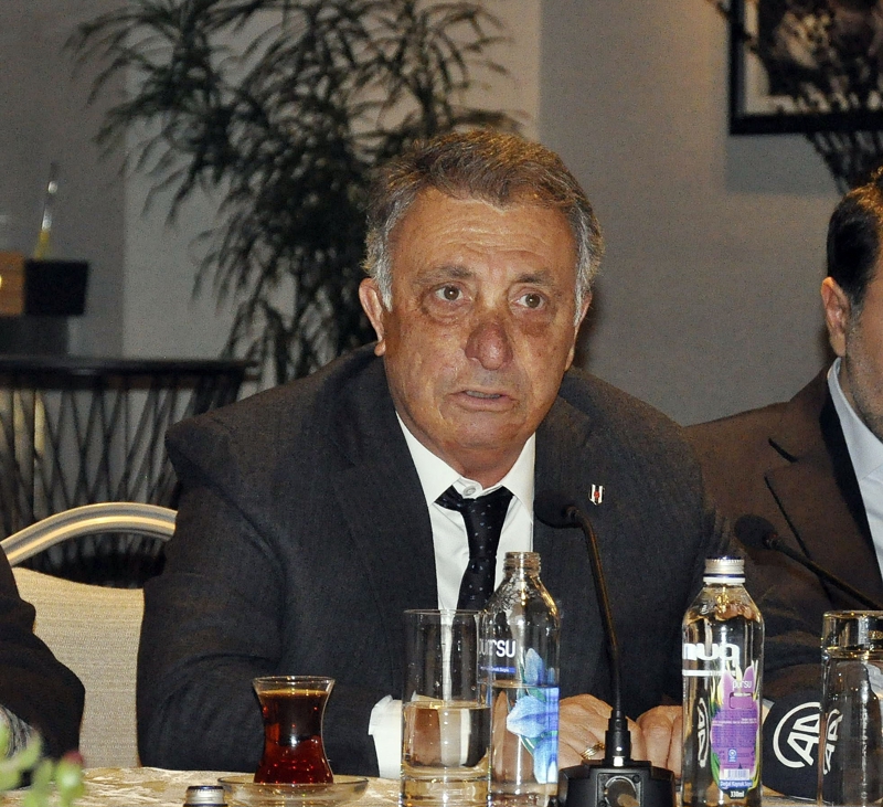 <p><b>'PARALAR NEREDE'</b></p><p><br></p><p>'Fikret Orman, gittiğinden bu yana benim aleyhimde çalıştı. Hiçbir başkan, bir önceki başkan tarafından bu kadar yıpratılmadı. Bir rapordan bahsediliyor, biz bu raporu çıkartmak zorundaydık. Biz de bu işin içindeydik, yapmazsak 'ne gizliyorsunuz' denilirdi. Ben hiçbir zaman 'Paralar nerede' diye bağırmadım. Bu rapordan niye gocunuyorsun, yaran mı var? Bu senin için bir şans.'</p>