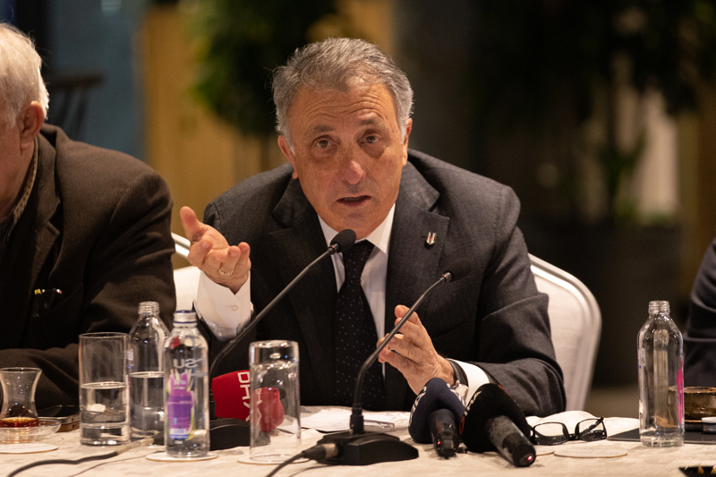 <p><b>'FİKRET ORMAN VE HASAN ARAT BİRLEŞTİ'</b></p><p><br></p><p>'Fikret Orman ile Hasan Arat zaman içinde yollarını birleştirdiler ve Ahmet Nur Çebi'nin altını oydular. Benim ofisimin altında bot hesaplar varmış. Olsa bugün bu halde mi olurdum? Mayıs'ta seçim var girmiyorsun, Haziran ayında dernek dernek geziyorsun. Niye Hasan Bey? 400 tane beyaz oy çıkmış, bu güvensizlik demekmiş. Benim 3 bin küsür oyum ne peki? Fırsat kolladılar, kurtlar dumanlı havayı sever. Beşiktaş'a zarar verdiler.'</p>